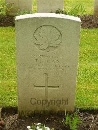 Etaples Military Cemetery - Blais, T L